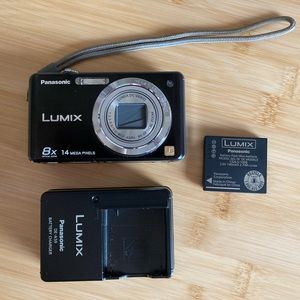 Panasonic LUMIX DMC-FH22 camera, battery and battery charger